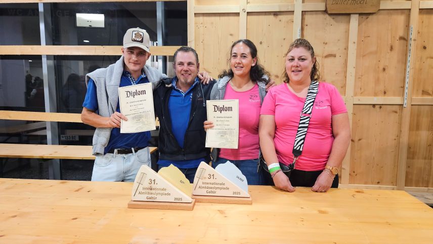 La squadra da l’Alp Tamangur es gnüda onurada a Galtür per la buna  qualità dal chaschöl d’alp (fotografia: mad).