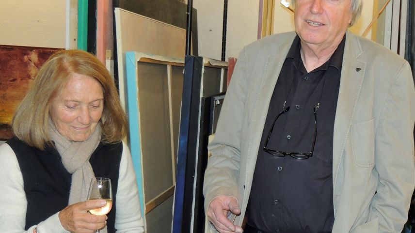 Rudolf Glaser in seis atelier immez seis purtrets e visitaduors (fotografia: Benedict Stecher).