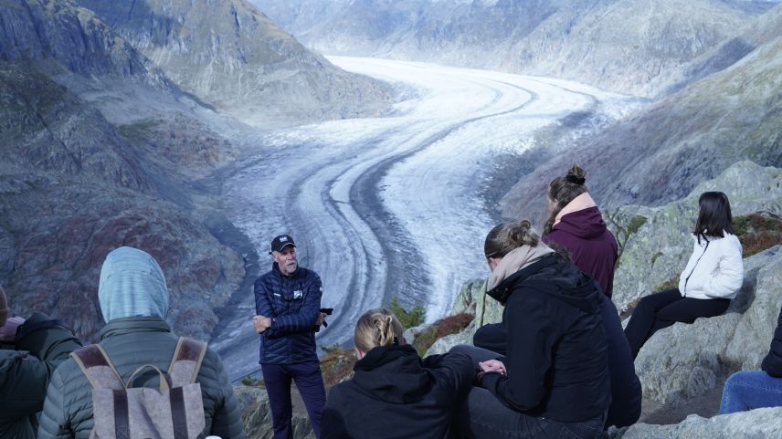 Die Studierenden während des Intensivseminars im Austausch mit Christian Eyholzer von der Aletsch 
Arena. Foto: HF Tourismus & Management