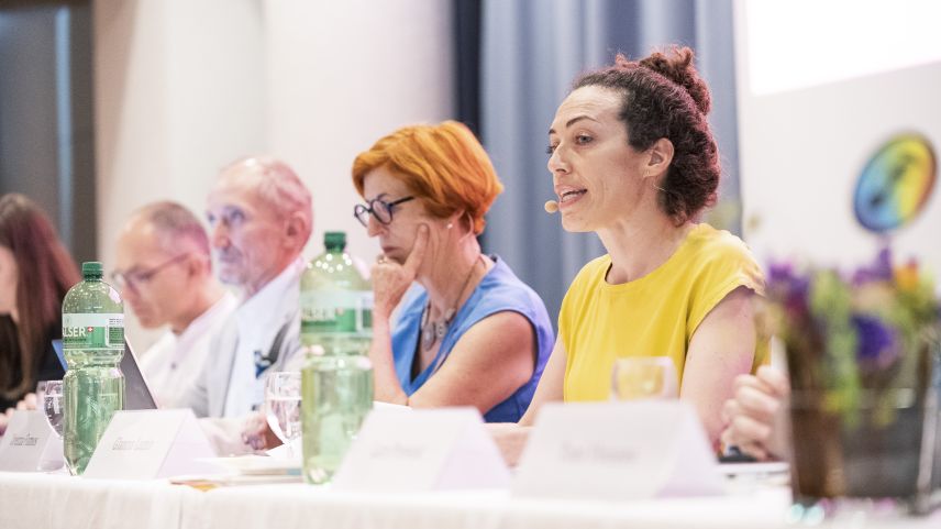 Gianna Luzio as retira a partir da subit dal copresidi da la Lia  Rumantscha. La copresidenta Urezza Famos maina suletta il presidi fin pro l’elecziun cumplementara l’on chi vain (fotografia: Marco Hartmann).