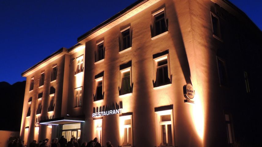 Per l’avertüra da l’exposiziun vaivan ils respunsabels inglüminà l’hotel da Tarasp (fotografia: Benedict Stecher).