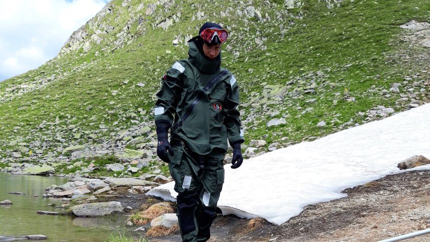 Forscher mit der Exo-Sonde auf Macun. Foto: Christian Ebi