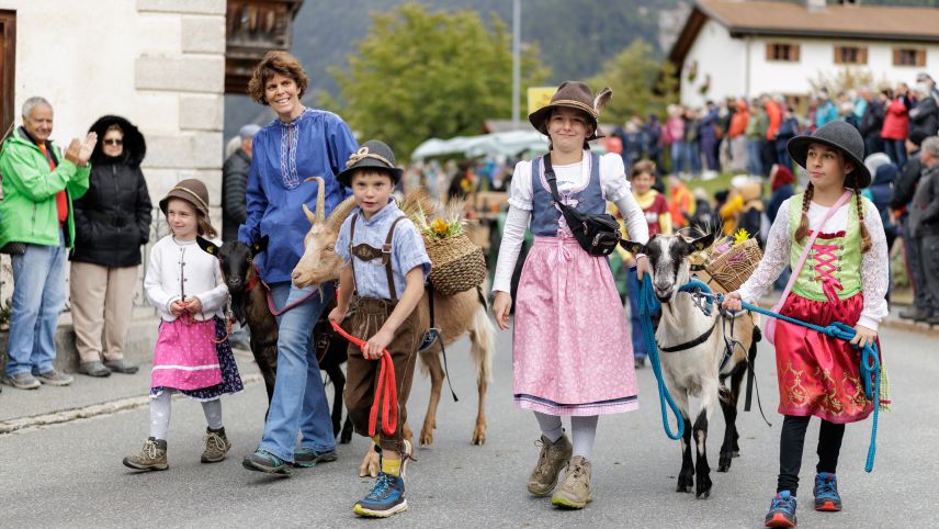 Die Kinder standen im Fokus des diesjährigen Erntedankfestes in Valchava (Foto: Dominik Täuber)