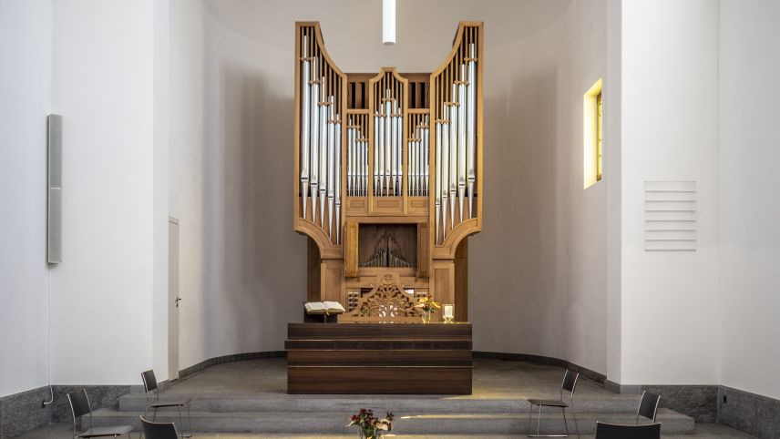 Noch bleiben sie nicht leer, die Kirchenbänke. Aber der Blick in die Zukunft ist ungewiss. Foto: Daniel Zaugg