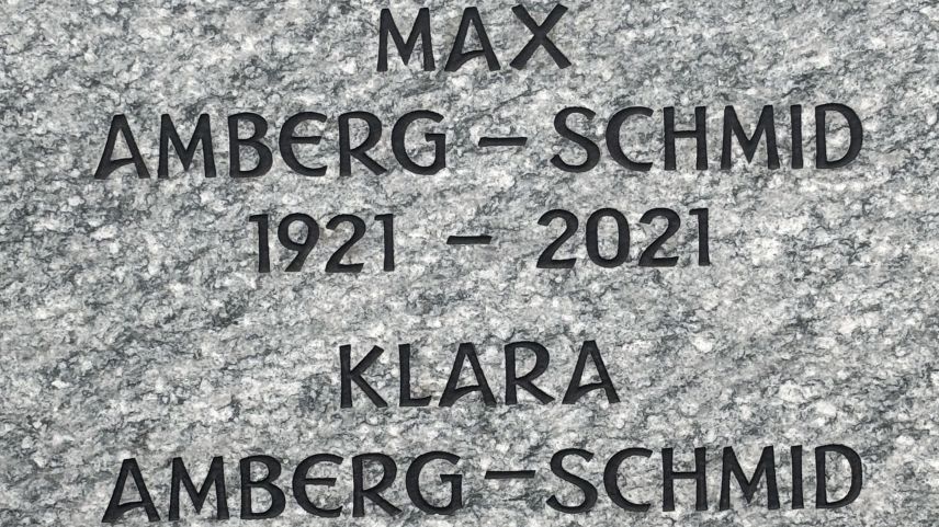 Max Amberg-Schmid e sia duonna Klara Amberg-Schmid sun sepulieus a Zuoz sül sunteri (fotografia: Martin Camichel).