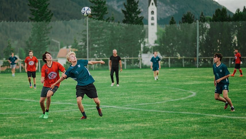 Daspö quist avuost haun il Lyceum Alpinum Zuoz ed il FC Bayern München ün partenedi da ballapè. Que as tratta dal prüm partenedi da ballapè dal FC Bayern München cun üna scoula in Svizra (fotografia: mad).