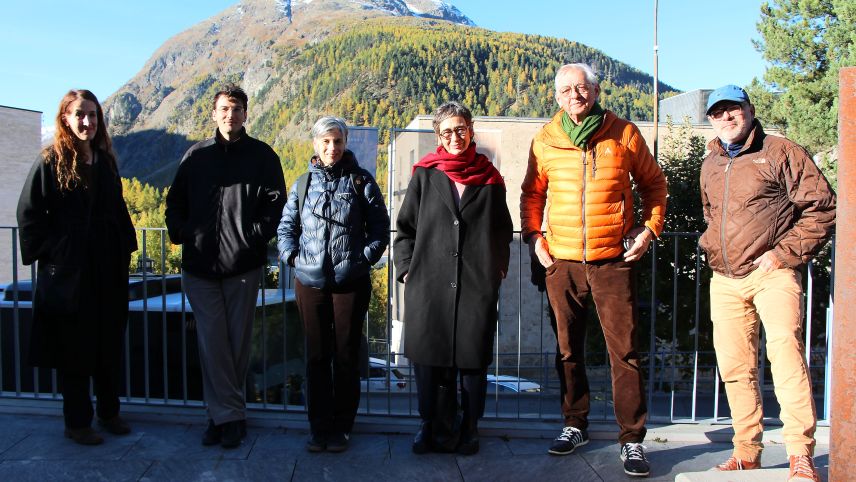Kunstschaffende der Kunstwege Pontresina 2026 machen sich aktuell mit dem Ort vertraut. Von links: Sara Masüger, Andrea Todisco, Ursula Palla, Eveline ­Cajacob, Guido Baselgia und Jules Spinatsch. Foto: Stefanie Wick Widmer
