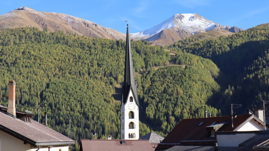 Daspö principi october es l’ura sül clucher da San Luzi our d’funcziun ed eir sainza mauns da l’ura. Illa prüm’eivna da november dess tuot darcho esser in funcziun (fotografia: Martin Camichel)