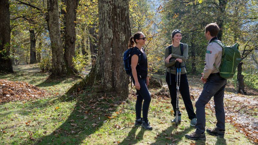 Ranger Gian Schmid im Gespräch mit Besucherinnen. Foto: Marco Rubin