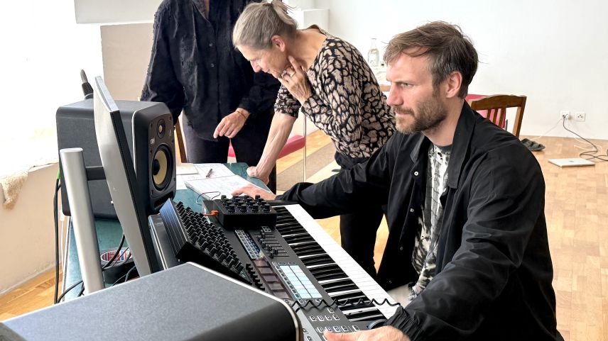 Ramon Landolt fa musica cun suns dal vadret. fotografia: Fadrina Hofmann