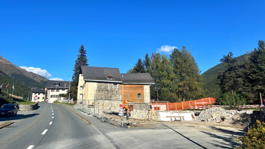 Düraunt las ultimas eivnas es l’Hotel Posta a Brail gnieu sbudo. Sün quella parcella es previsa üna chesa cun tschinch seguondas e quatter prümas abitaziuns (fotografia: Martin Camichel).