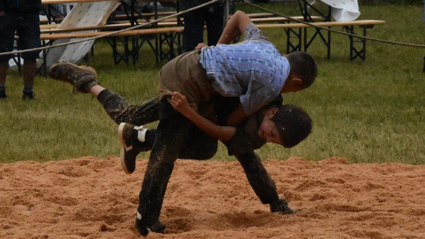 Quist on la giuventüna a Tarasp, quist on chi vain seguan lura ils creschüts: La Festa da luotta grischuna-glarunaisa ha lö la mità da gün sülla Motta Naluns a Scuol (fotografia: Nicolo Bass).