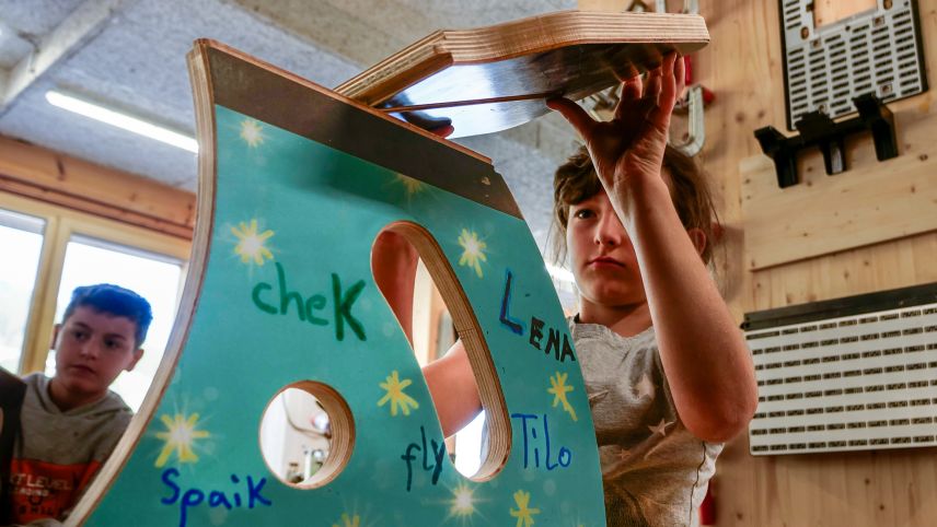  Die Drittklässlerin Lena Steiner mit ihrem individuell gestalteten Skibob.