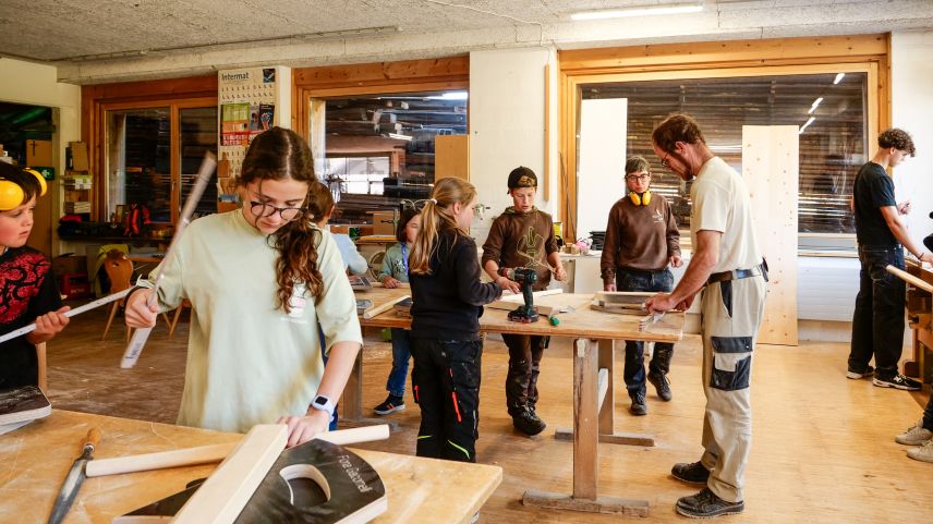 Blick in die Werkstatt der Schreinerei Pichalain in Fuldera, wo am Donnerstagnachmittag Schülerinnen und Schüler unter fachlicher Anleitung die Arbeit an ihrem Skibob weiterführten.