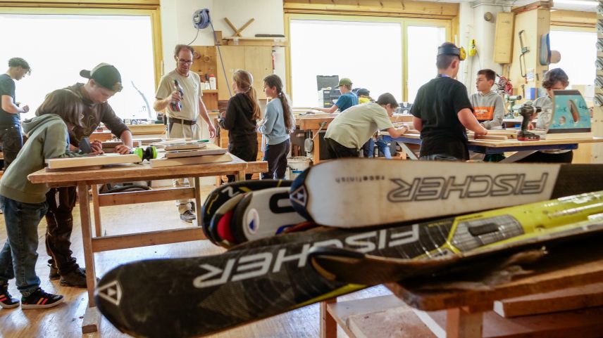 Primarschülerinnen und -schüler der Bündner MINT-Woche bauten am letzten Donnerstag in der Schreinerei Pichalain in Fuldera den interdisziplinär gefertigten Skibob zusammen. Fotos: Jon Duschletta