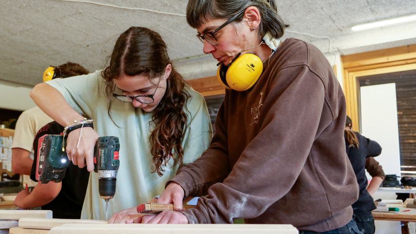 Die Sechstklässlerin Fiona Giacomelli mit der angehenden Schreinerin Corina Caviezel.