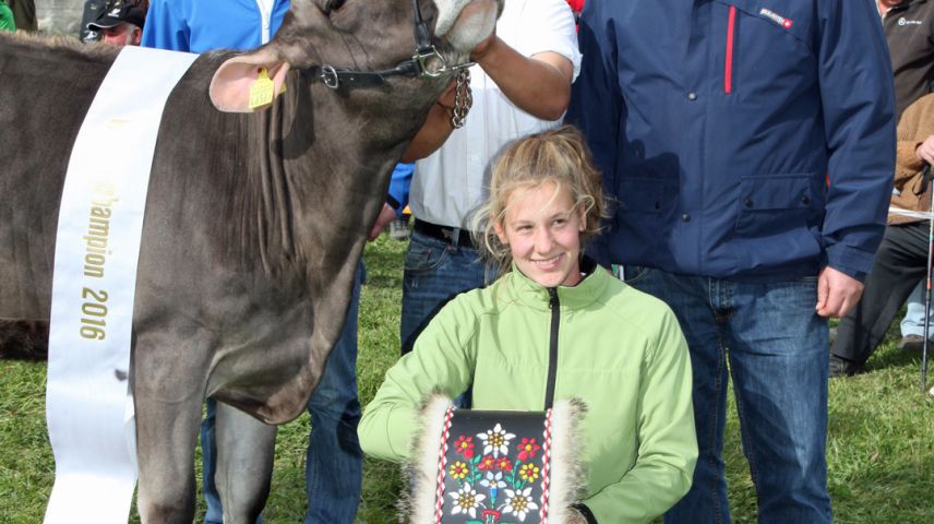 «Velina» es ingon la «Miss muvel süt». Da schnestra: il possessur Marco Bettini da Sent, Rico Deflorin, Samuel Cadelbert chi ha valütà las bes-chas e Sidonia Peer, giarsuna da Bettini (fotografia: Martina Fontana).