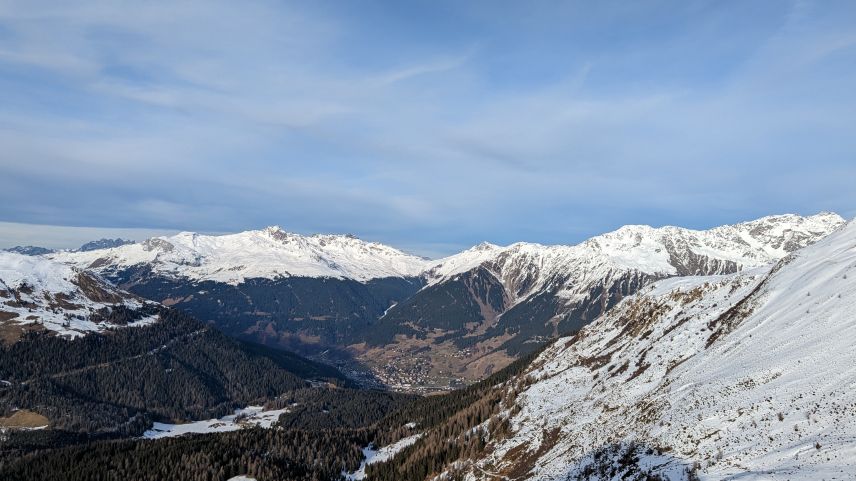 Blick auf Klosters im Januar 2023. Die schneearme Saison 2022/23 war typisch für den langjährigen Trend. Foto: Jonas Götte/SLF
