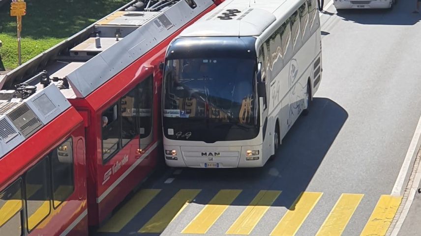 Bahn und Strassenverkehr fahren eng beienander. Foto: Marcello Raselli 