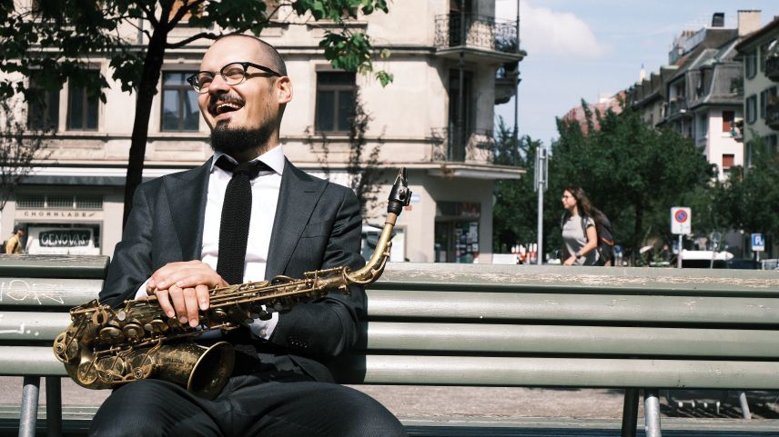 Niculin Janett, Schweizer Jazz-Saxophonist mit Engadiner Wurzeln. Er tritt mit seinem gleichnamigen Quartet am 7. November in Lavin am Festival Jazz  Linard auf. Foto: z.Vfg/Niculin Janett