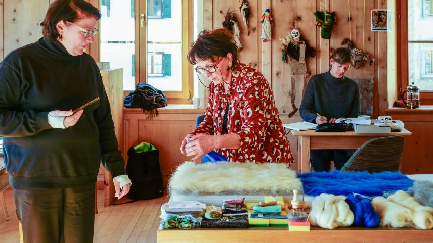 Von links: artasfoundation-Projektleiterin Tamara Janashia, Woll- und Textilspezialistin Nana Eliboshvili und die Illustratorin Pia Valär im Hintergrund. Fotos: Jon Duschletta 