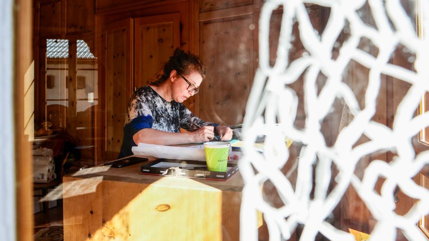 Die georgische Künstlerin Tamuna Chabashvili und ihre Interpretation von Filetstickerei.