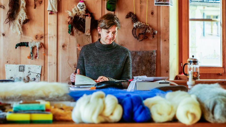 Illustratorin Pia Valär an der Arbeit.