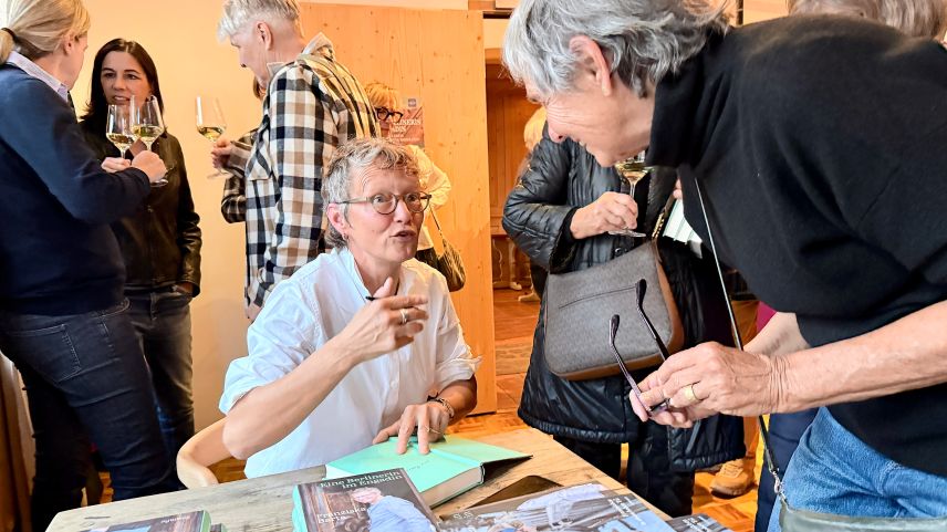 Franziska Barta ha preschantà seis cudesch «Eine Berlinerin im Engadin» a Scuol (fotografia: Fadrina Hofmann).