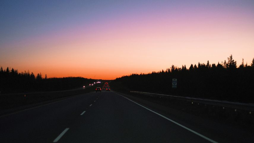 In der Abenddämmerung ist die Sicht eingeschränkt und erfordert mehr Aufmerksamkeit am Steuer. Symbolbild: Usman Quereshi, Unsplash