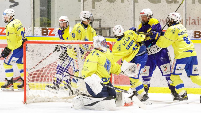Richtige Derbystimmung kam im Spiel am Mittwochabend zwischen dem CdH Engiadina und dem EHC St. Moritz in Scuol nur selten auf. Die St. Moritzer siegten klar und deutlich mit 6:1. Foto: Marco Ritzmann