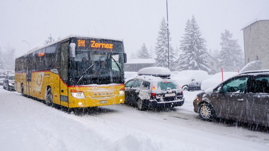PostAuto ist vom Kanton mit der Organisation des Olympia-Shuttledienstes von und nach Livigno beauftragt worden. Je nach Witterung kann dies im Februar eine grosse Herausforderung darstellen. Archivbild: Jon Duschletta