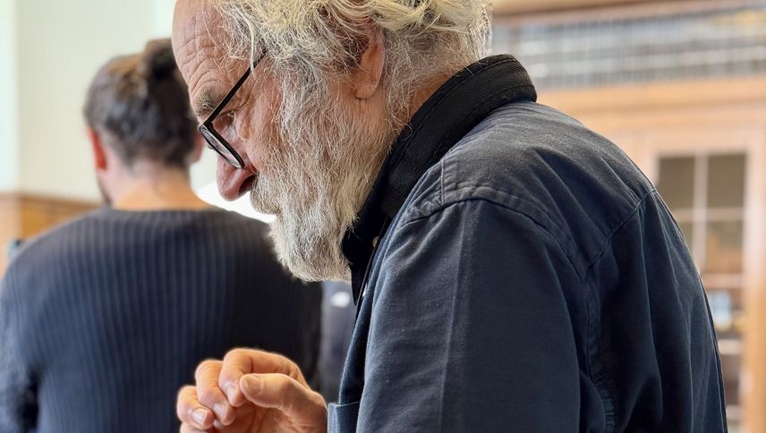 Domenic Janett hört bei den Aufnahmen genau zu. Foto: Fadrina Hofmann