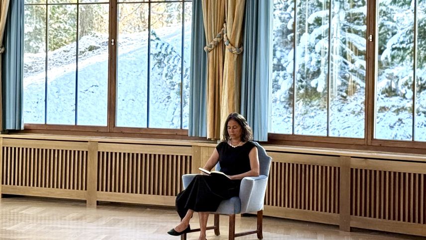 Nur ein lesender Gast hat die Schliessung des Hotels verpasst. Foto: Fadrina Hofmann