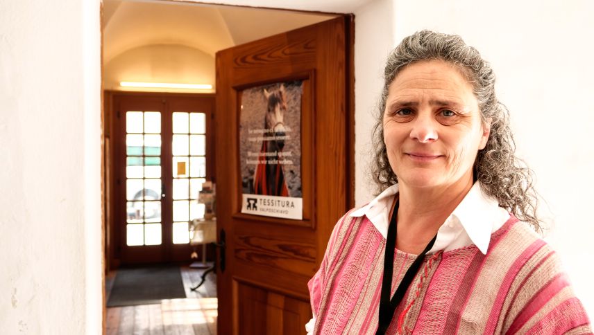 Orsola Dorsa Misani. Die gelernte Schneiderin leitet seit Anfang Jahr die Geschicke der 70-jährigen Handweberei Tessitura. Fotos: Jon Duschletta