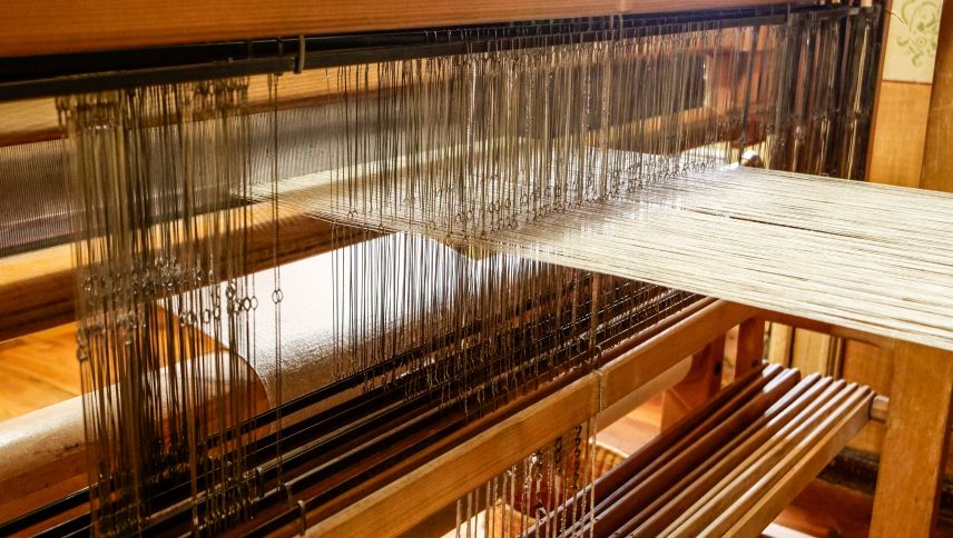 Faden um Faden entstehen in der Handweberei Tessitura aus Naturfasern wie Leinen, Wolle, Baumwolle und Seide hochwertige Produkte für den täglichen Gebrauch und darüber hinaus.