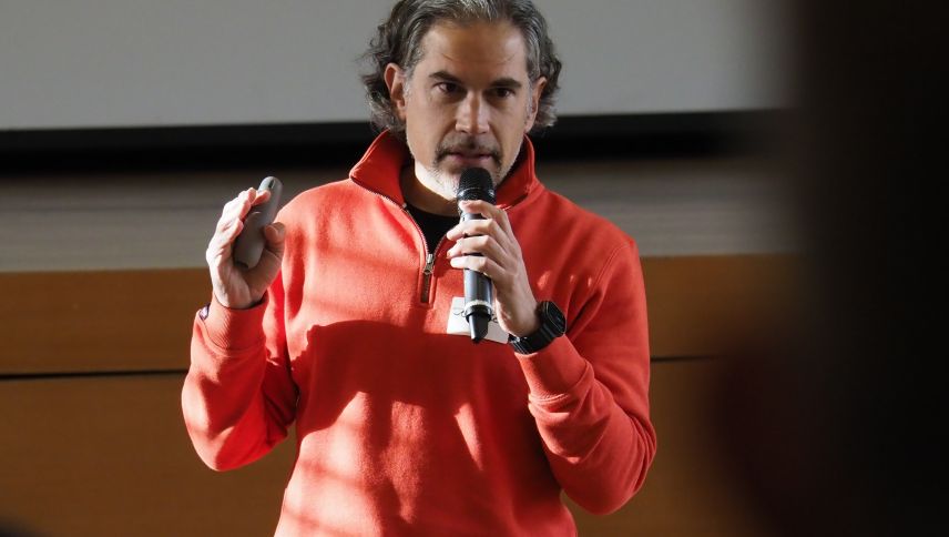 La persuna chi chüra daspö bod duos ons la transfuormaziun digitala pro la Lia Rumantscha es Ignacio Pérez Prat (fotografia: David Truttmann).