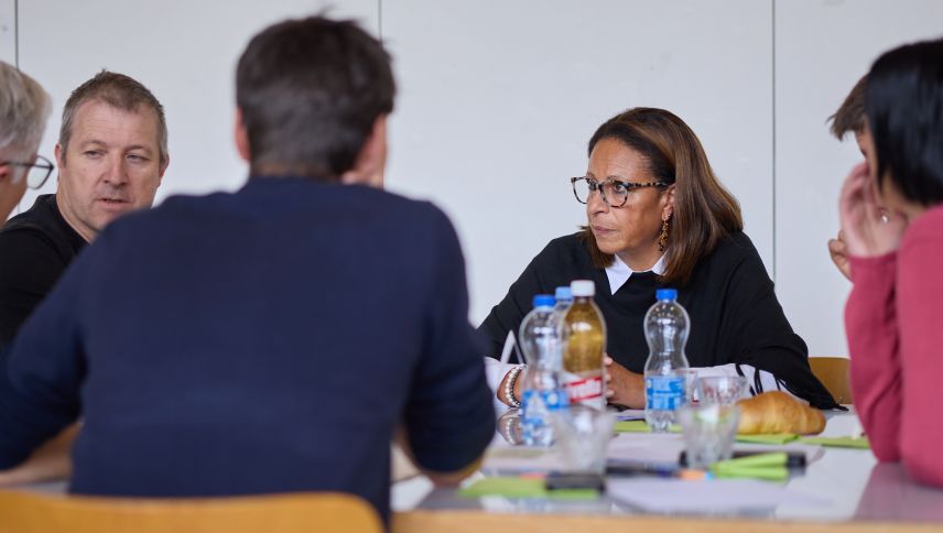 In pitschnas gruppas han las partecipantas e’ls partecipants dal discuors cumünaivel a Sta. Maria discutà sur da diversas tematicas, uschea eir la presidenta cumünala Gabriella Binkert Becchetti (fotografia: Michael Steiner).