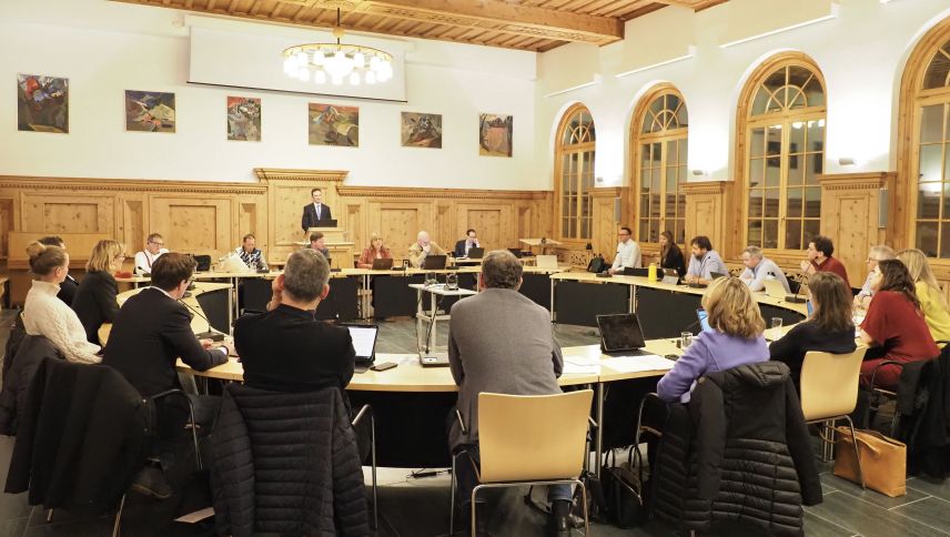 Der St. Moritzer Gemeinderat ist mit 11:3 Stimmen deutlich gegen eine Übergangsfinanzierung des Spitals Oberengadin und empfiehlt am 14. Dezember eine Ablehnung der Vorlage. Foto: Julia Biffi