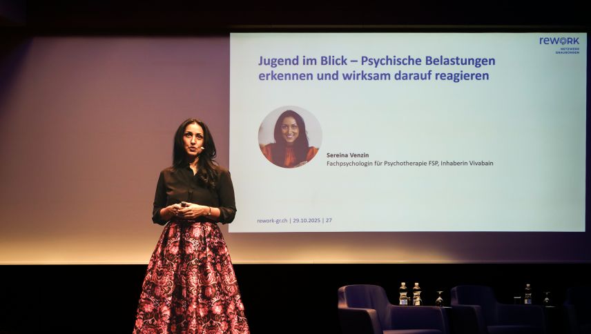 Sereina Venzin, Fachpsychologin für Psychotherapie FSP und Inhaberin Vivabain: «Es ist wichtig, Frühwarnzeichen zu erkennen, zu benennen und mit den Betroffenen offen darüber zu sprechen.» Fotos: Jon Duschletta