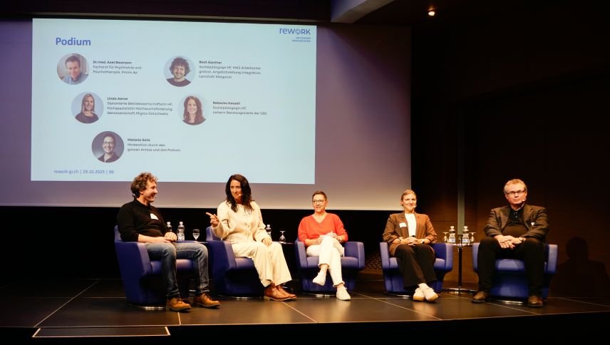 Podium, v.l.: Beat Günther, Sozialpädagoge, Rebecka Kesseli, Leiterin Beratungsstelle Gewerbliche Berufsschule Chur, Moderatorin Melanie Salis, Linda Aerne, Fachspezialistin Nachwuchsförderung und Axel Baumann, Facharzt für Psychiatrie und Psychotherapie.