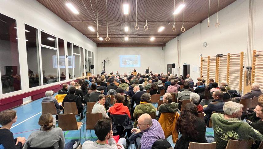 Auch in Bever stösst die SGO-Vorlage auf grosses Interesse. Foto: Jon Duschletta