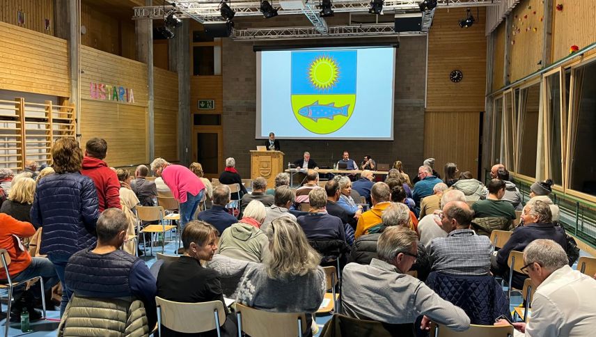 Die Turnhalle in Sils füllt sich. Foto: Andrea Gutgsell