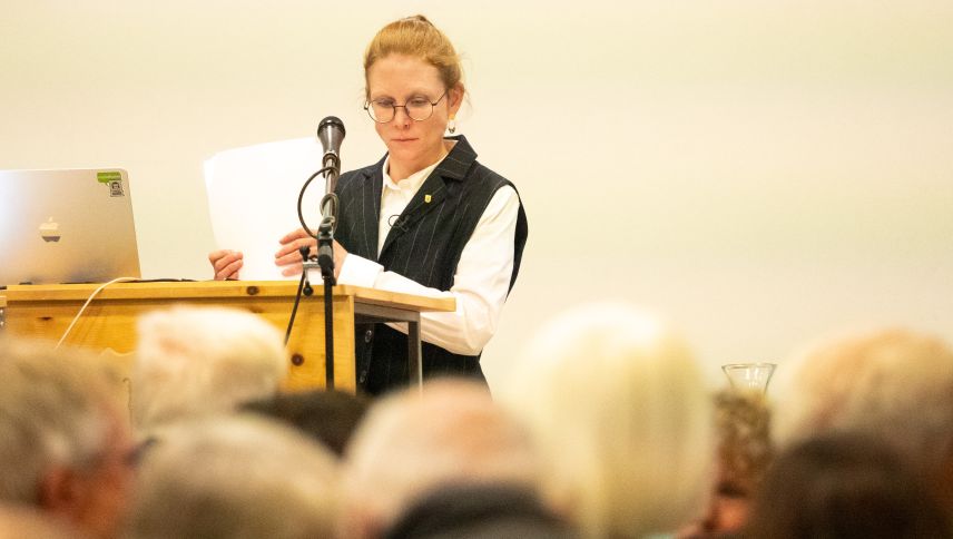 Will jetzt erst recht weiterkämpfen: Selina Nicolay, die Präsidentin der Stiftung Gesundheitsversorgung Oberengadin. Hier während der Gemeindeversammlung in Bever mit einem Blick auf die Resultate aus anderen Gemeinden. Foto: Jon Duschletta
