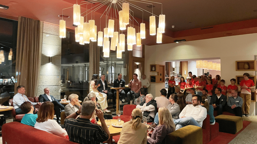 Donaturas e donaturs, sponsuras e sponsurs ed atletas ed atlets a la saira charitativa (fotografia: RTR)