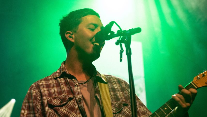 Seinetwegen sind zahlreiche Leute bereits um 21 Uhr ins Rondo gestürmt. Mattiu holt mit seinen romanischen Songs alle Generationen ab. Foto: Corina Holderegger / Cedric Kalt