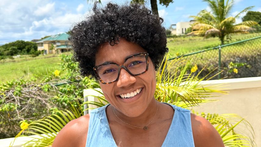 Jennifer Scantlebury es creschüda sü a Zernez, es magistra da linguas e viva daspö duos ons a Barbados, inua ch’ella instruischa al college naziunal (fotografia: mad)