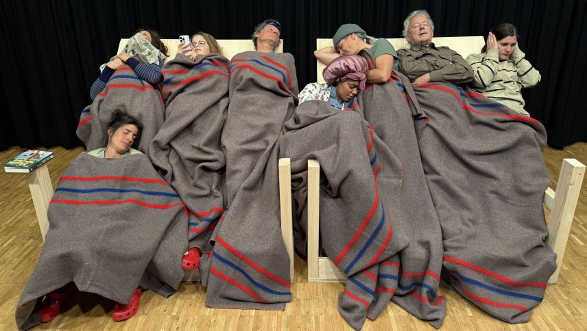 Durmir in üna stanza singula nun es dat a minchün. fotografia: Gruppa da teater Scuol