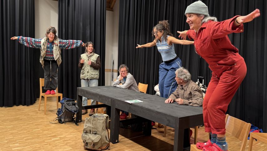 La lungurella fa dvantar creativ cun chattar passatemps. fotografia: Gruppa da teater Scuol