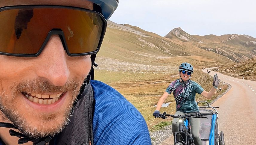 Karin und Jan (mit Gino im Anhänger) unterwegs am Slowup auf dem Albulapass. Foto: Jan Bill