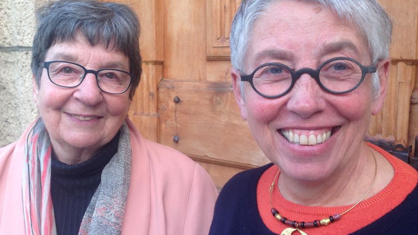 Las organistas Leta Mosca (a schnestra) e Annerös Hulliger s’han inscuntradas a Sent (fotografia: Annatina Filli).